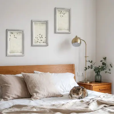 Set van ingelijste schilderijen met een minimalistische afbeelding van vliegende vogels
