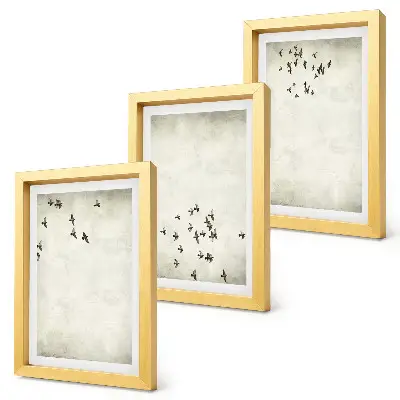 Set van ingelijste schilderijen met een minimalistische afbeelding van vliegende vogels
