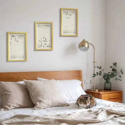 Set van ingelijste schilderijen met een minimalistische afbeelding van vliegende vogels
