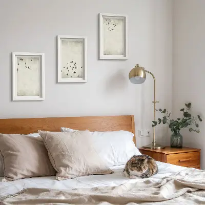Set van ingelijste schilderijen met een minimalistische afbeelding van vliegende vogels