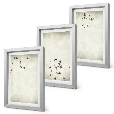 Set van ingelijste schilderijen met een minimalistische afbeelding van vliegende vogels