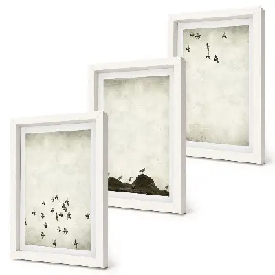 Set van ingelijste schilderijen Vogels in vlucht, geschilderd in minimalistische stijl.