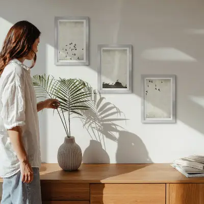 Set van ingelijste schilderijen met voorstelling van vogels in vlucht in minimalistische stijl
