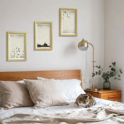 Set van ingelijste schilderijen met voorstelling van vogels in vlucht in minimalistische stijl