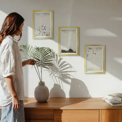 Set van ingelijste schilderijen met voorstelling van vogels in vlucht in minimalistische stijl