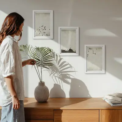 Set van ingelijste schilderijen met voorstelling van vogels in vlucht in minimalistische stijl
