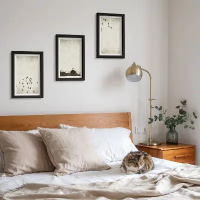 Set van ingelijste schilderijen met voorstelling van vogels in vlucht in minimalistische stijl