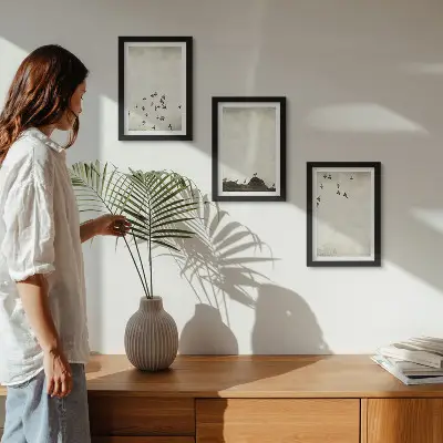 Set van ingelijste schilderijen met voorstelling van vogels in vlucht in minimalistische stijl