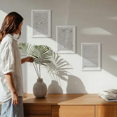Gallery wall met moderne geometrische patronen van karton