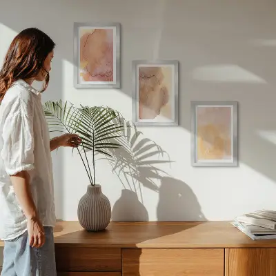 Set van ingelijste schilderijen warme aquarelverf op canvas met kleurrijke texturen
