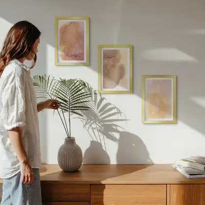 Set van ingelijste schilderijen warme aquarelverf op canvas met kleurrijke texturen