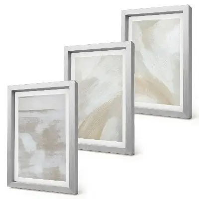 Gallery wall met abstracte penseelstreken op canvas