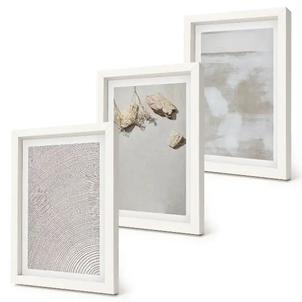Gallery wall met zand, stenen en een verweerde textuur in boho-stijl