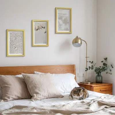 Gallery wall met zand, stenen en een verweerde textuur in boho-stijl