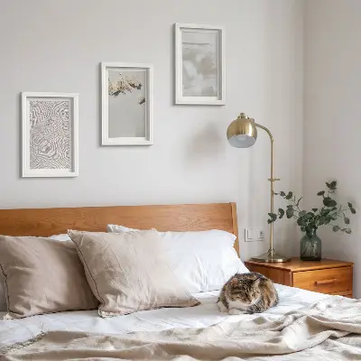 Gallery wall met zand, stenen en een verweerde textuur in boho-stijl