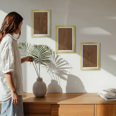 Set van ingelijste schilderijen met een minimalistisch ontwerp van houtpatroon en boomschorsstructuur