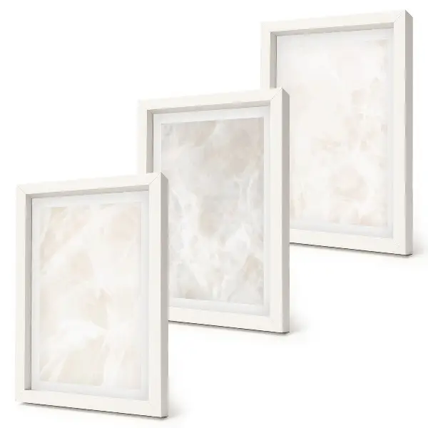 Gallery wall met een elegante achtergrondtextuur van marmersteen