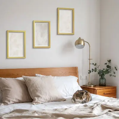 Gallery wall met een elegante achtergrondtextuur van marmersteen