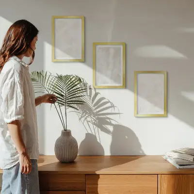 Gallery wall met een elegante achtergrondtextuur van marmersteen