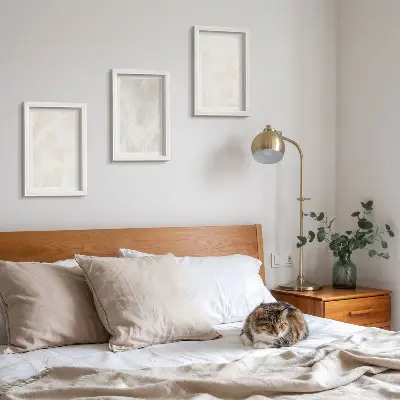 Gallery wall met een elegante achtergrondtextuur van marmersteen