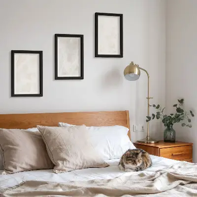 Gallery wall met een elegante achtergrondtextuur van marmersteen