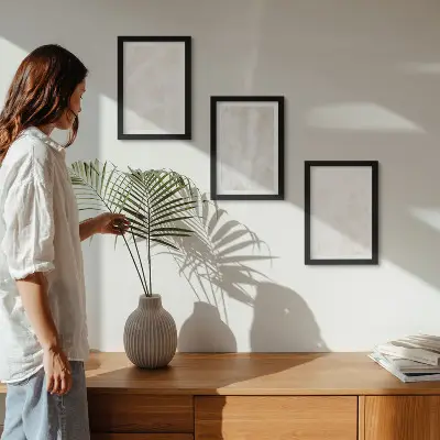 Gallery wall met een elegante achtergrondtextuur van marmersteen