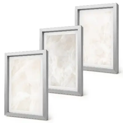 Gallery wall met een elegante achtergrondtextuur van marmersteen