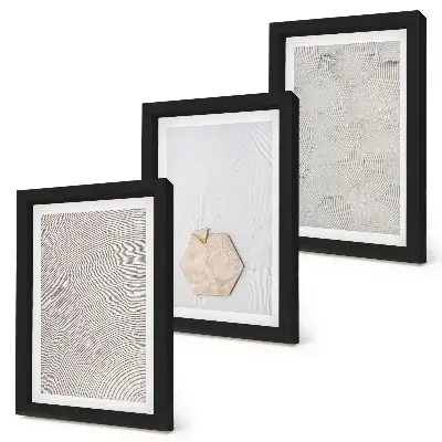 Set ingelijste schilderijen lichte texturen op het zand in delicate boho-stijl