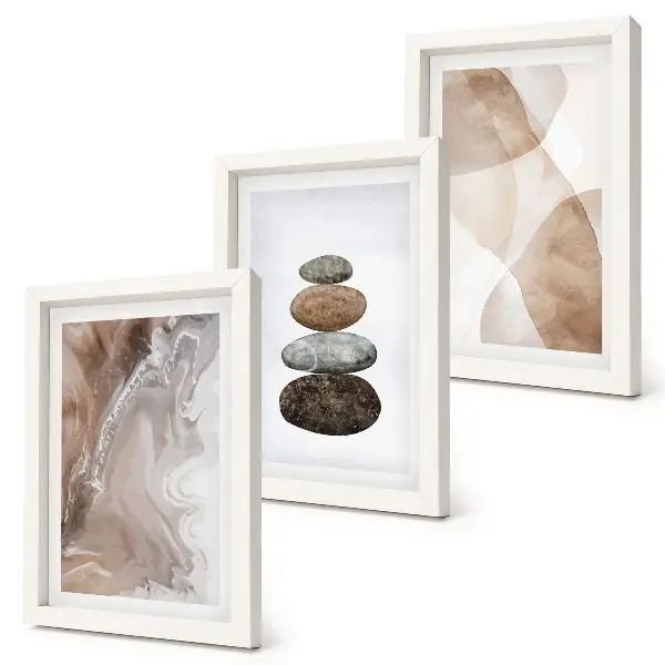 Gallery wall met abstracte vormen en geschilderde structuren in pastelkleuren