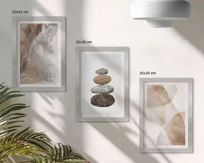 Gallery wall met abstracte vormen en geschilderde structuren in pastelkleuren