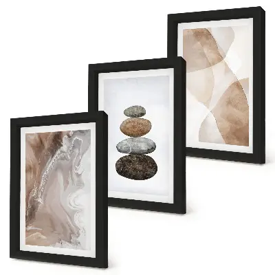 Gallery wall met abstracte vormen en geschilderde structuren in pastelkleuren