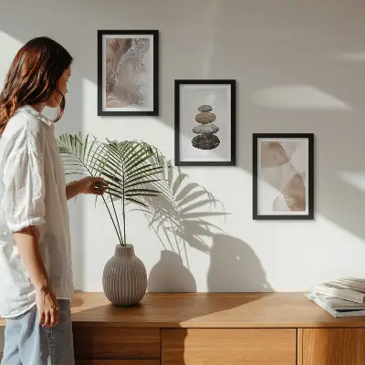 Gallery wall met abstracte vormen en geschilderde structuren in pastelkleuren