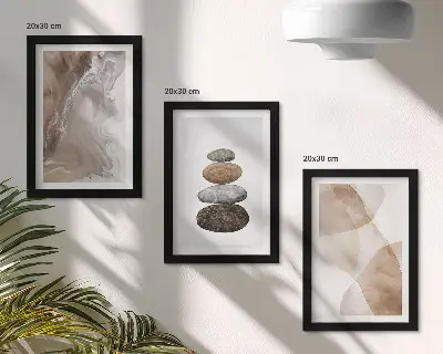 Gallery wall met abstracte vormen en geschilderde structuren in pastelkleuren