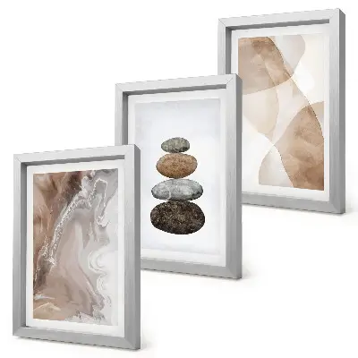 Gallery wall met abstracte vormen en geschilderde structuren in pastelkleuren