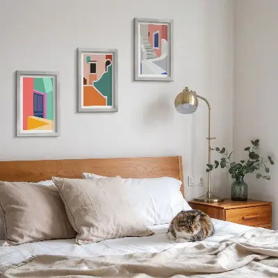 Set van ingelijste schilderijen met kleurrijke illustraties van gebouwen in moderne stijl