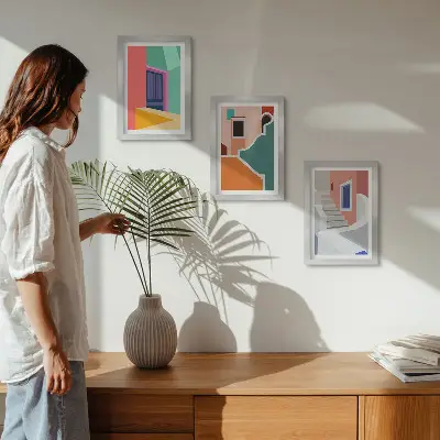 Set van ingelijste schilderijen met kleurrijke illustraties van gebouwen in moderne stijl