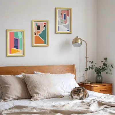 Set van ingelijste schilderijen met kleurrijke illustraties van gebouwen in moderne stijl