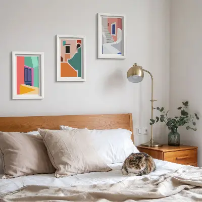 Set van ingelijste schilderijen met kleurrijke illustraties van gebouwen in moderne stijl