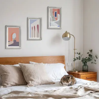 Set ingelijste schilderijen met illustraties van stedelijke architectuur in een minimalistische stijl