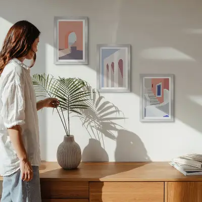 Set ingelijste schilderijen met illustraties van stedelijke architectuur in een minimalistische stijl