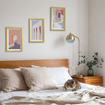 Set ingelijste schilderijen met illustraties van stedelijke architectuur in een minimalistische stijl