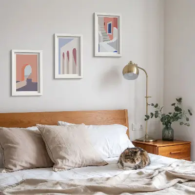 Set ingelijste schilderijen met illustraties van stedelijke architectuur in een minimalistische stijl