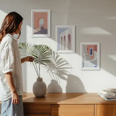 Set ingelijste schilderijen met illustraties van stedelijke architectuur in een minimalistische stijl