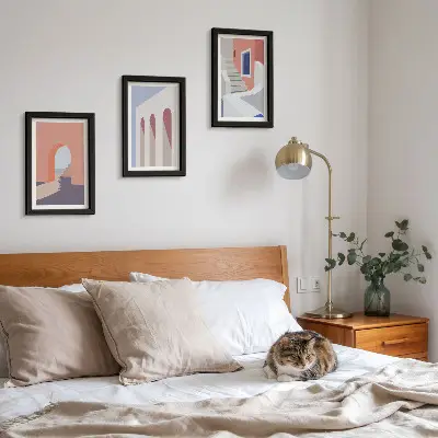 Set ingelijste schilderijen met illustraties van stedelijke architectuur in een minimalistische stijl