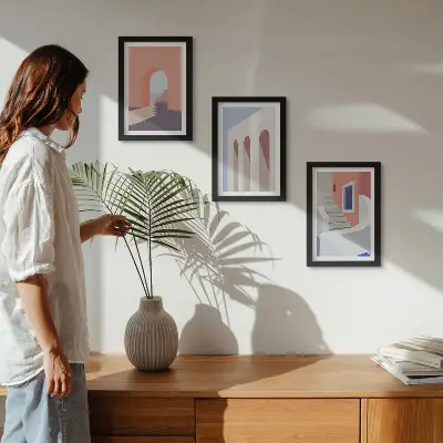 Set ingelijste schilderijen met illustraties van stedelijke architectuur in een minimalistische stijl