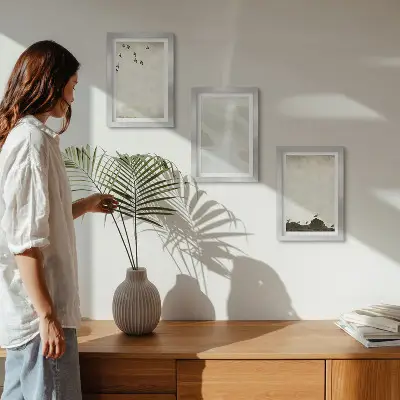 Set van ingelijste schilderijen met vogels, rotsen en penseelstreken als minimalistische decoratie