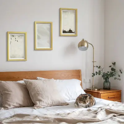Set van ingelijste schilderijen met vogels, rotsen en penseelstreken als minimalistische decoratie