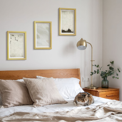 Set van ingelijste schilderijen Vogels, rotsen en penseelstreken als minimalistische decoratie.