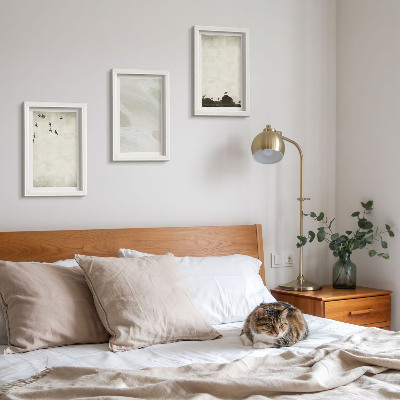 Set van ingelijste schilderijen Vogels, rotsen en penseelstreken als minimalistische decoratie.