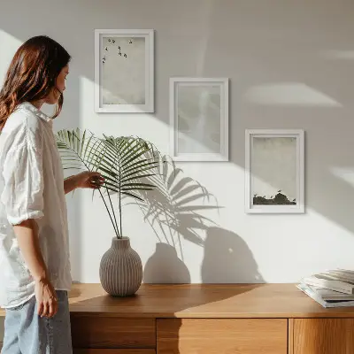 Set van ingelijste schilderijen met vogels, rotsen en penseelstreken als minimalistische decoratie